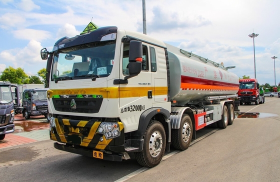 8*4 HOWO Used Oil Tanker Truck 350 Hp Single And Half Cab 30m³