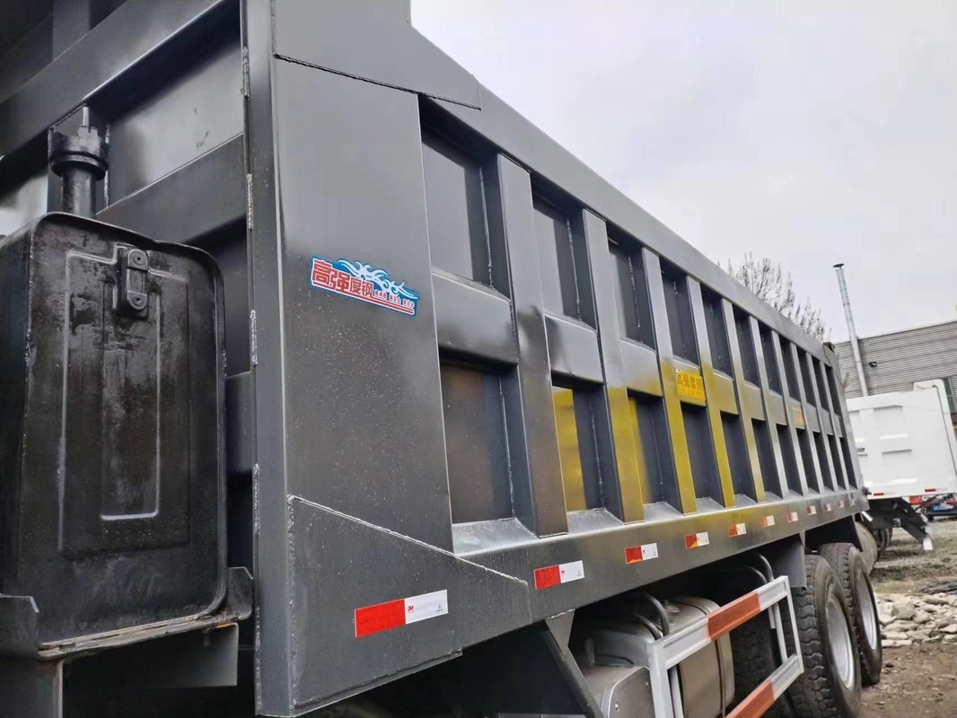 Second Hand Tipper Trucks Black Color 371hp 8×4  HOWO ZZ3317 Flat Roof Cabin Rated Load 15.5t