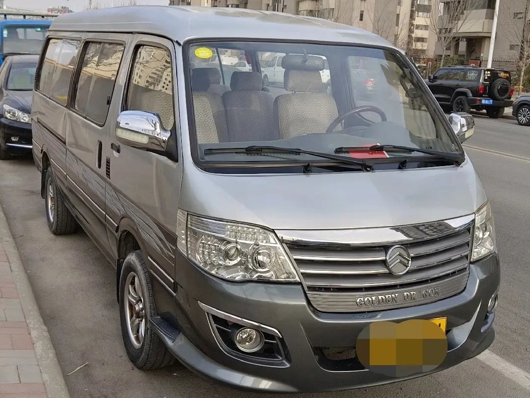 Used Mini Bus Front Engine 14 Seats 5.3 Meters Golden Dragon Hiace XML6532 Sliding Window Silver Color