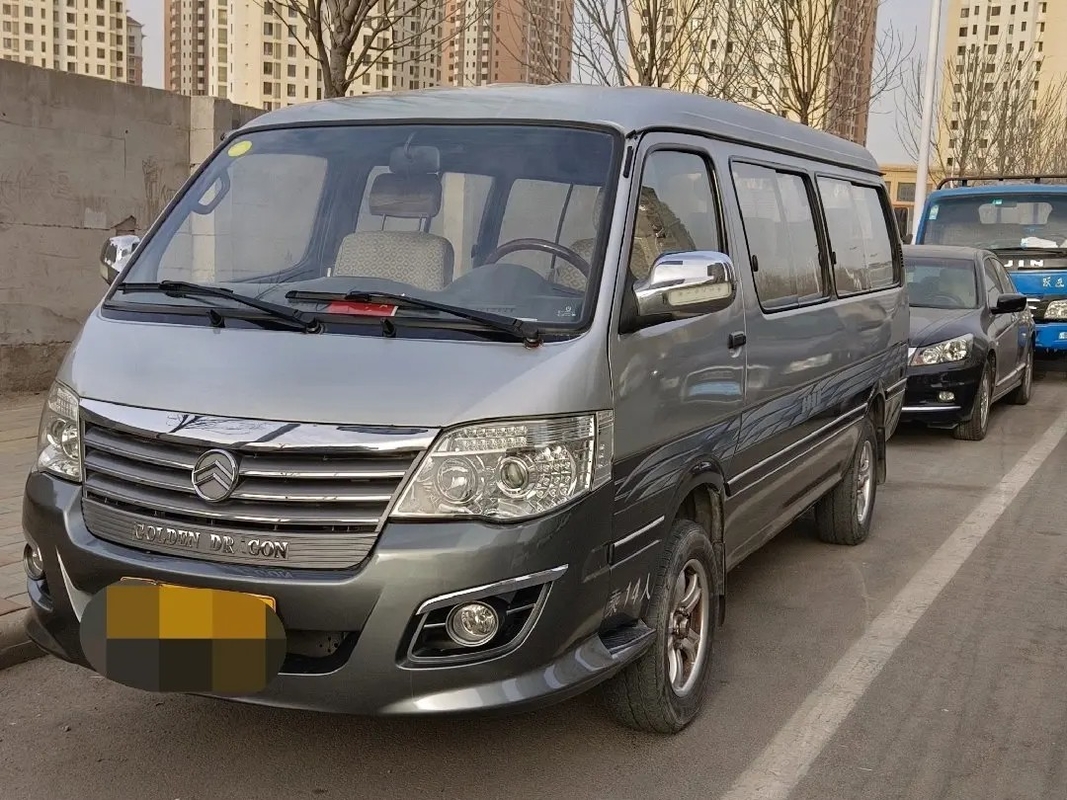 Used Mini Bus Front Engine 14 Seats 5.3 Meters Golden Dragon Hiace XML6532 Sliding Window Silver Color
