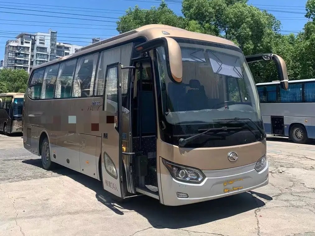Used Coach Bus Weichai Engine 34 Seats 2018 Year Golden Color 8 Meters 2nd Hand Kinglong XMQ6802