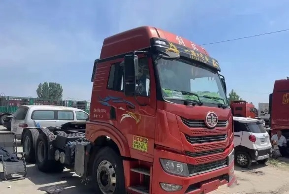 Second Hand Horse Box Trailer 2021 Year Red Color 6×4 Drive Mode Weichai Engine 460hp Used FAW Tractor Truck