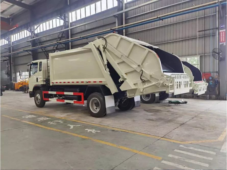 Truck Trader Commercial Vehicles 8m³ Loading 4×2 Drive Mode HOWO Compressed Garbage Truck 7.5 Meters Long