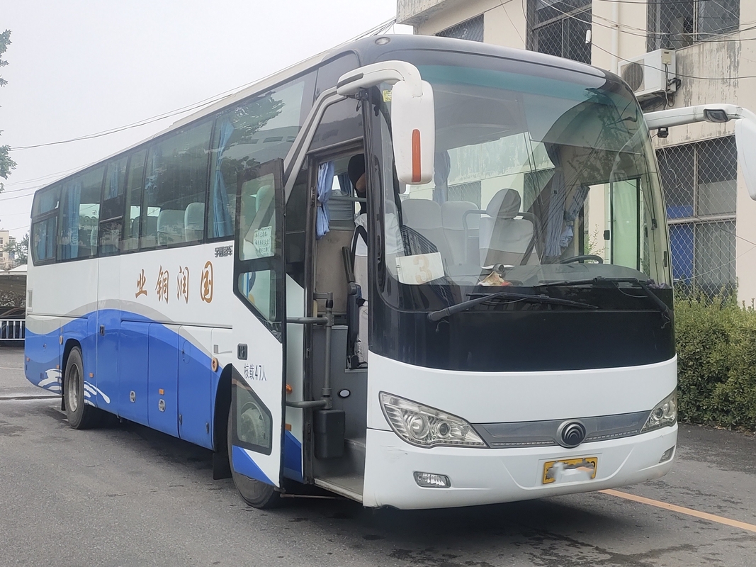 Used Luxury Buses 47 Seats 2 Passenger Doors 11 Meters Long Rare Engine A/C 2nd Hand Young Tong Bus ZK6117