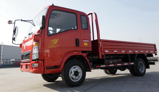 Used Small Trucks 4×2 Drive Mode Loading 4-6 Tons Right Hand Drive Sinotruck Howo Lorry Truck