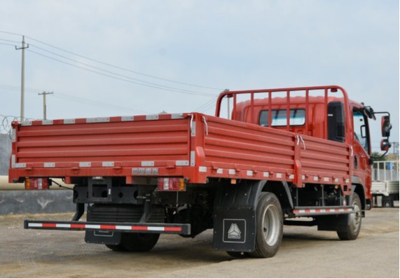 Used Fuel Trucks Sinotruck Howo Cargo Truck Loading Weight 8-10 Tons 4×2 Drive Mode Right Hand Drive