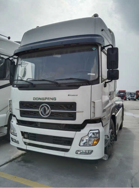 Used Tractor Trucks Euro 5 DONGFNEG 4X2 Drive Mode Tractor Head  465hp Total Traction Mass 30 Tons LHD