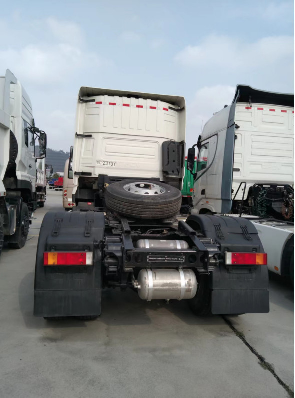 Used Tractor Trucks Euro 5 DONGFNEG 4X2 Drive Mode Tractor Head  465hp Total Traction Mass 30 Tons LHD