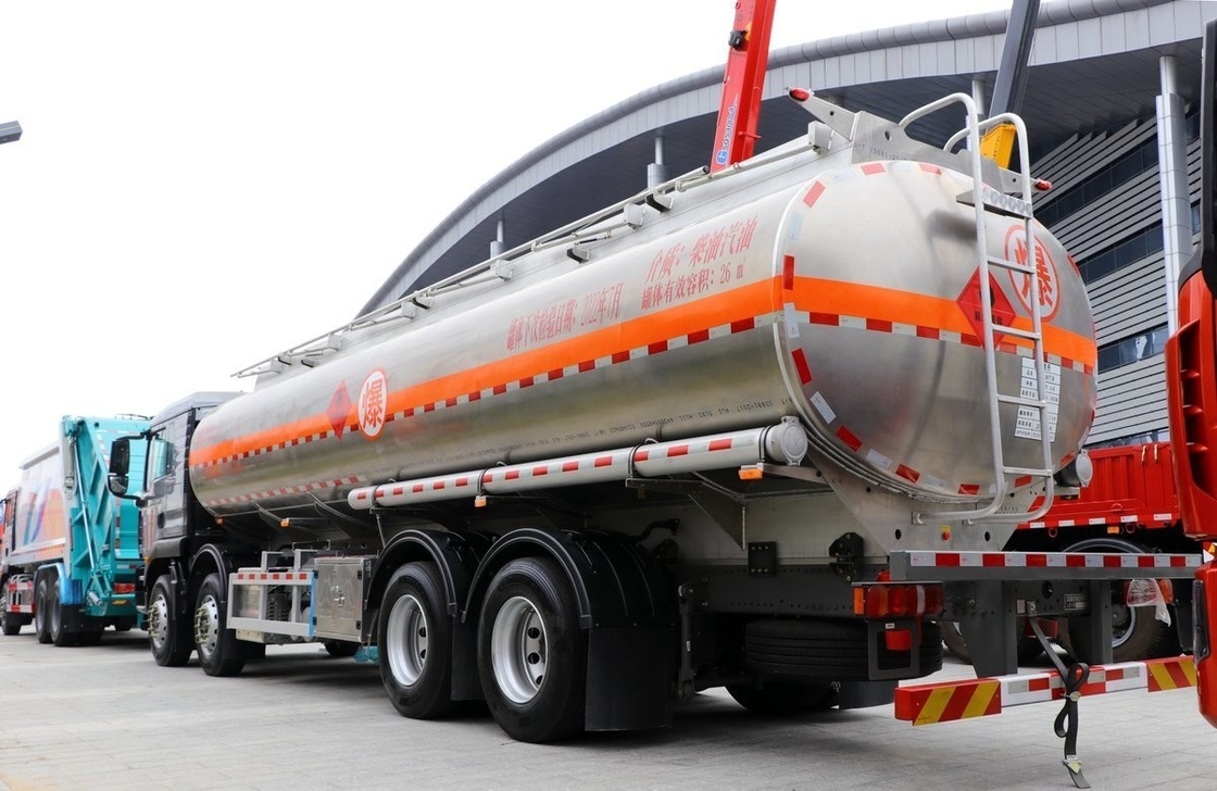 Used Heavy Duty Trucks Sinotruck Second Hand Oil Tanker 8*4 Drive Mode 26 Cubic 4 Axles