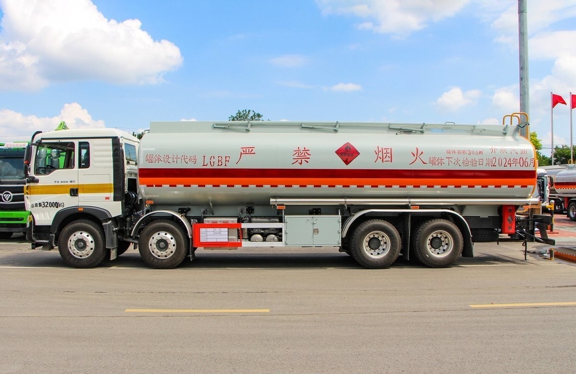 8*4 HOWO Used Oil Tanker Truck 350 Hp Single And Half Cab 30m³