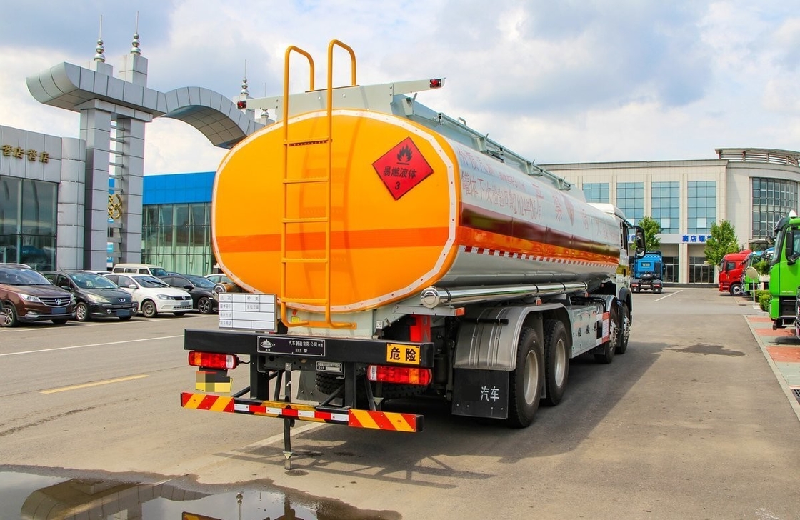 8*4 HOWO Used Oil Tanker Truck 350 Hp Single And Half Cab 30m³
