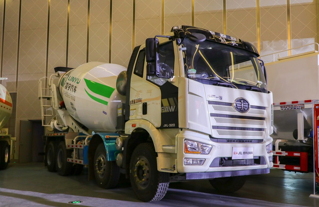 Truck Mixing Concrete FAW J6L Model 8*4 Drive Mode 8 Cubic Tanker 320hp 4 Axles