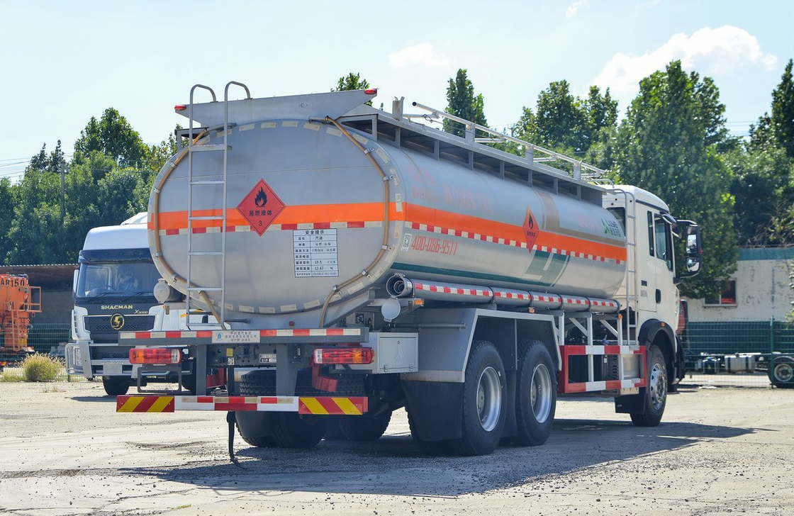 Howo Oil Truck 20 Cubic 10 Tires Howo TX Model Fuel Tanker 6*4 Flat Roof 350hp