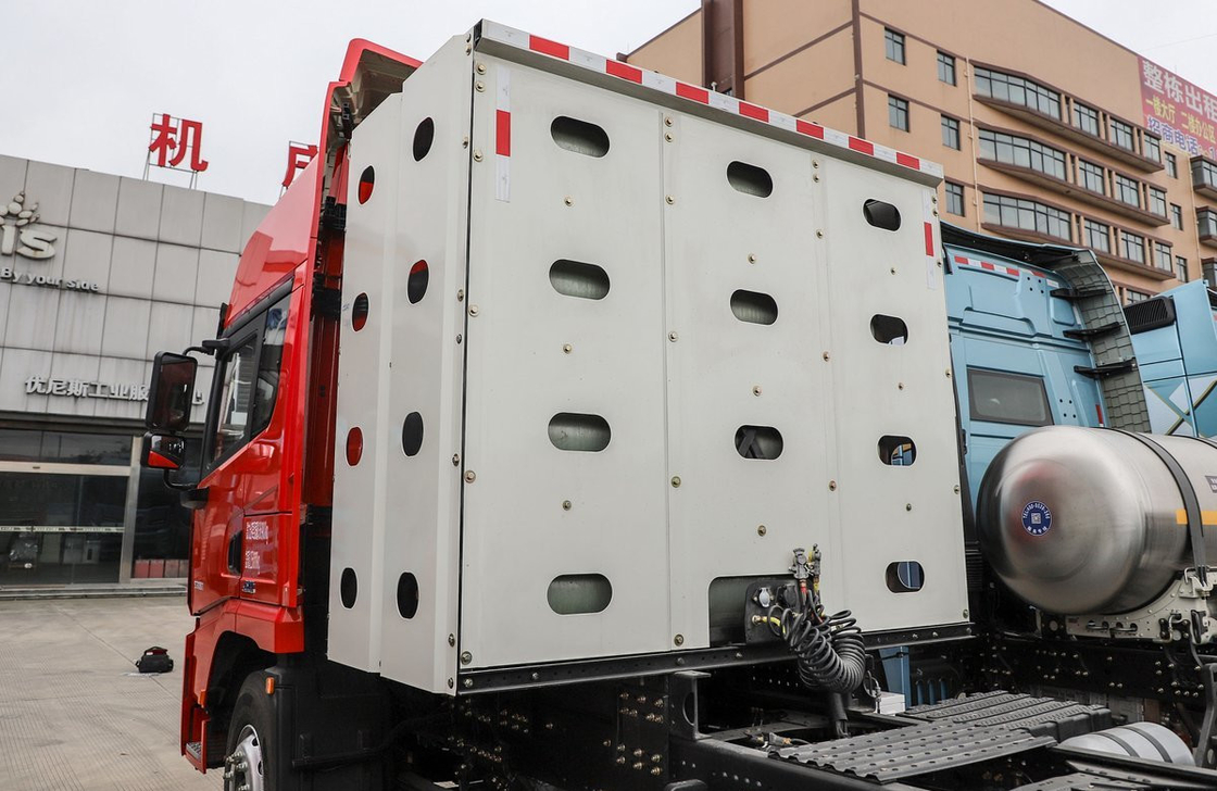 Shacman Truck 6x4 Tractor Head X5000 Model CNG Engine 530hp Double-Decker Sleeper