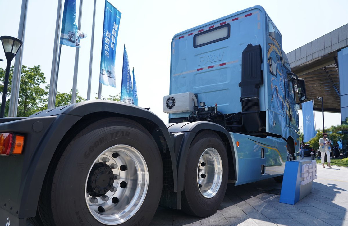 Jiefang 6x4 Tractor Trucks Living Cabin Bule Color 560hp CA Engine 10 Tires LHD