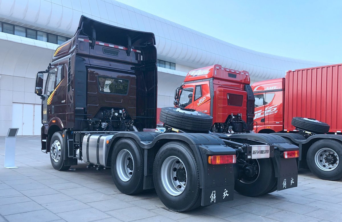 Faw Tractor Truck J6P Logistics Distribution 560hp Powerful Engine 10 Tires High Roof