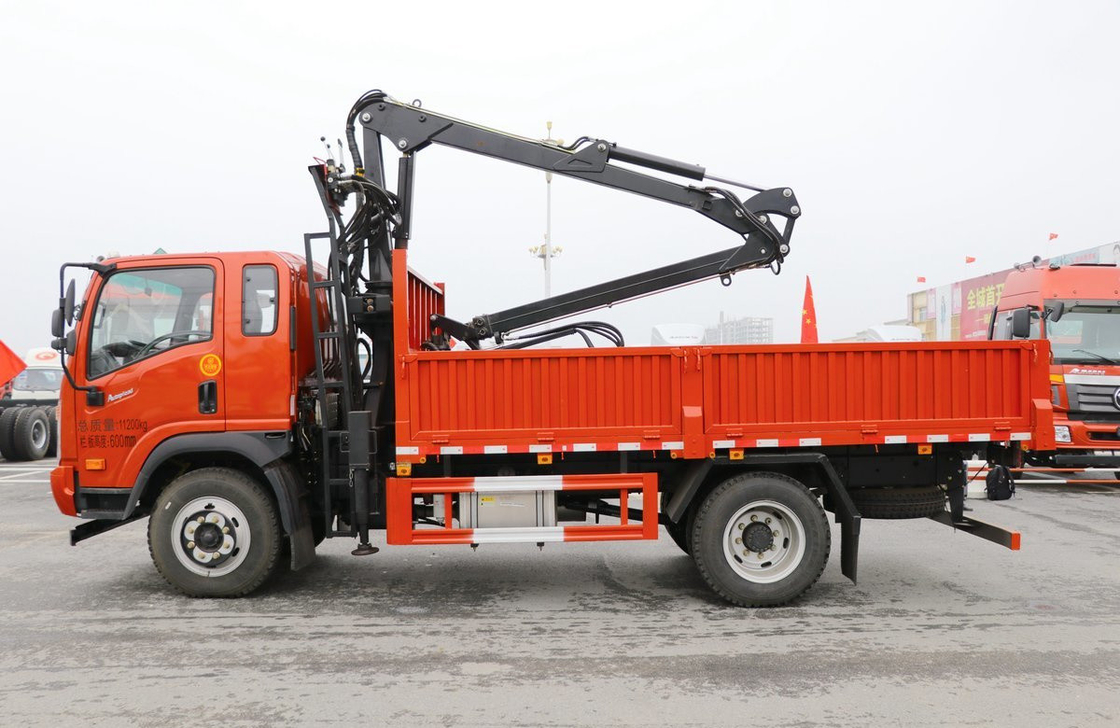 Crane Truck Mounted Lifting Weight 4 Tons Dayun 4*2 Single And Half Cab Grabbing Wood 200hp
