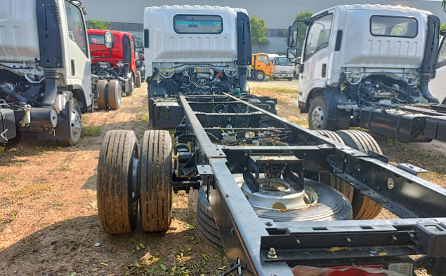 Single Row Cargo Truck Isuzu 10 Tons 4×2 Lorry Truck 5.5 Meters Long Box Euro 4 Flat Cab