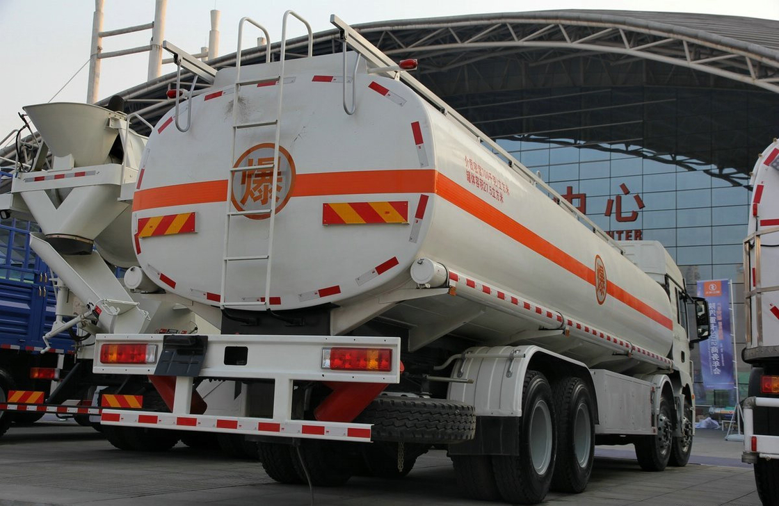 8x4 Oil Tanker Truck Shacman 12 Wheels Euro 4 Emission 30m3 Capacity Weichai 290hp