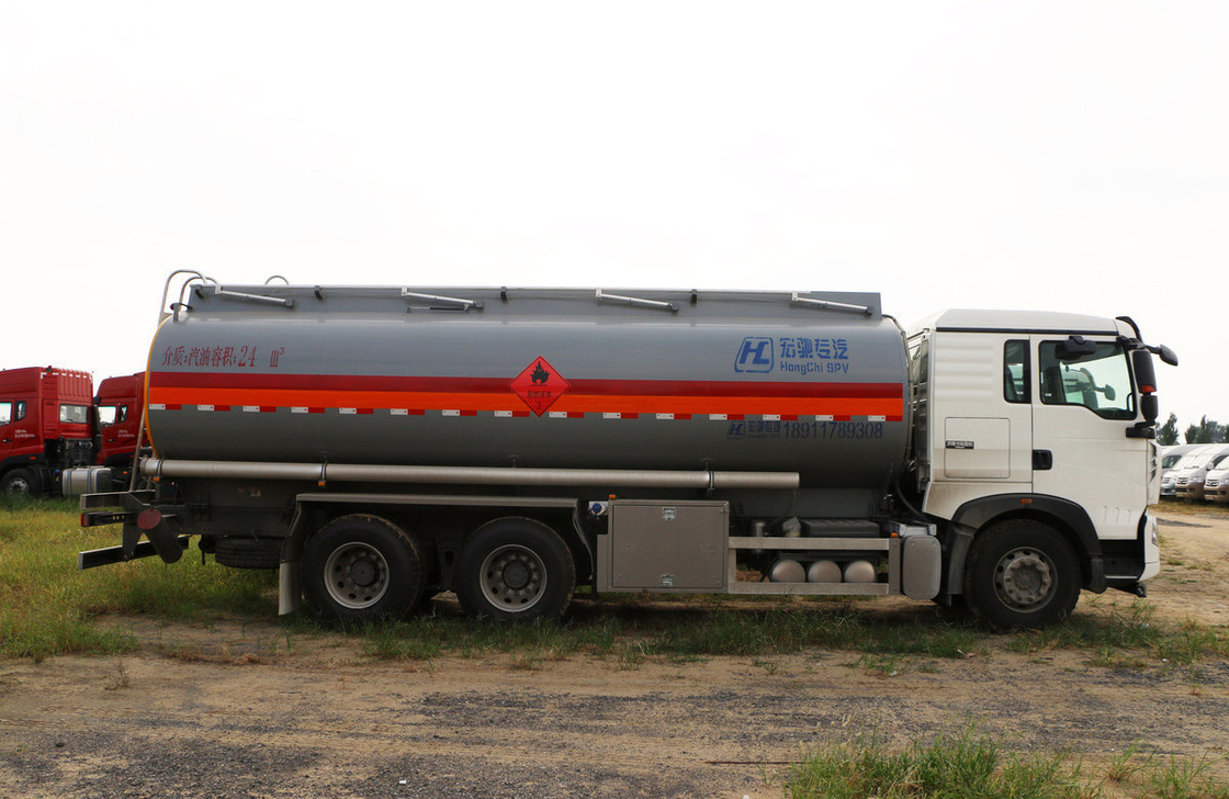 Sinotruck Howo 6*4 Drive Mode 10 Tyre Oil Tanker Truck 25 Cubic 10 Meters Long LHD