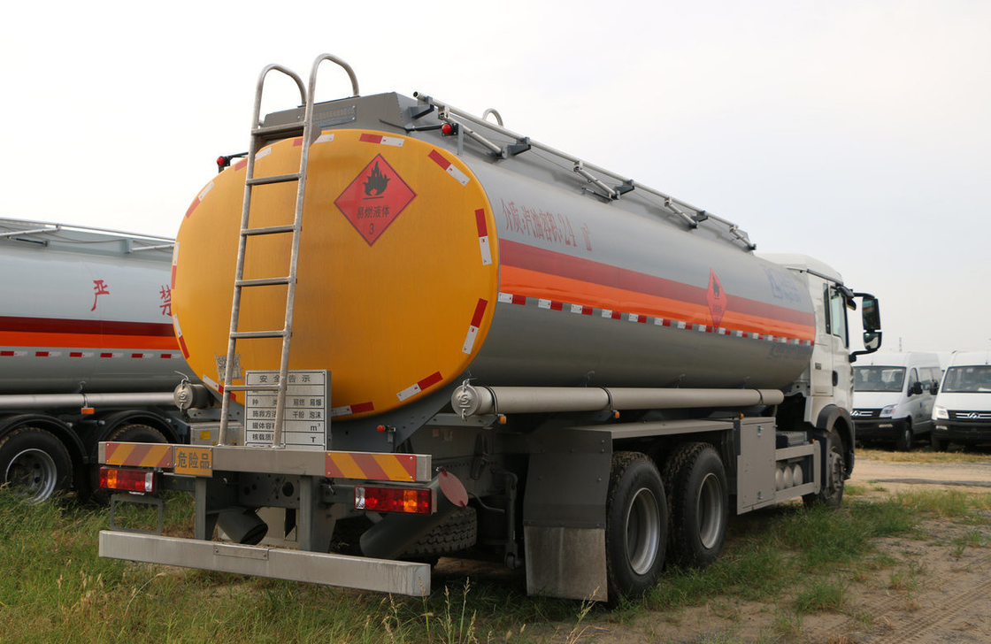 Sinotruck Howo 6*4 Drive Mode 10 Tyre Oil Tanker Truck 25 Cubic 10 Meters Long LHD