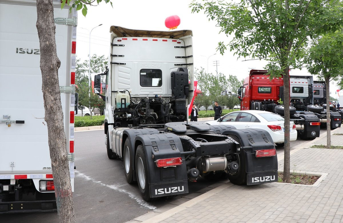 Tractor Truck Price Trade ZF Gearbox Automatic 6×4 ISUZU Trailer Head 520hp High Roof Cab
