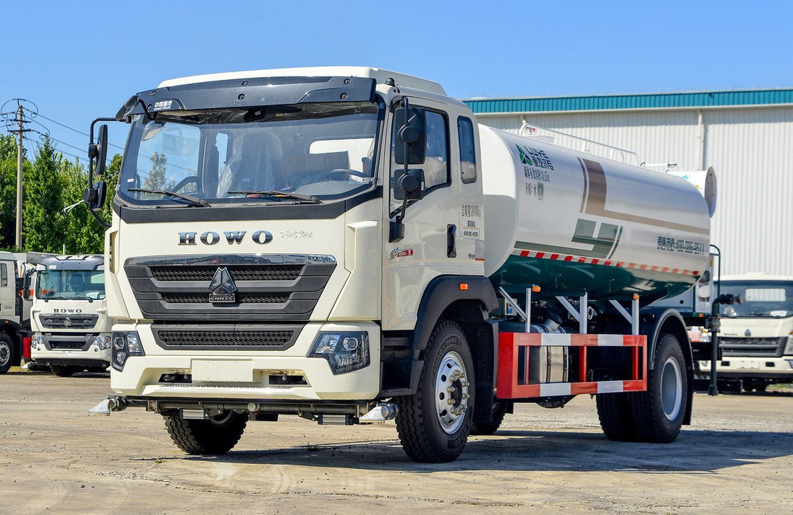 Water Tanker Truck 4x2 Sinotruck Howo Weichai 220hp Double Rear Tires Single Row Cabin