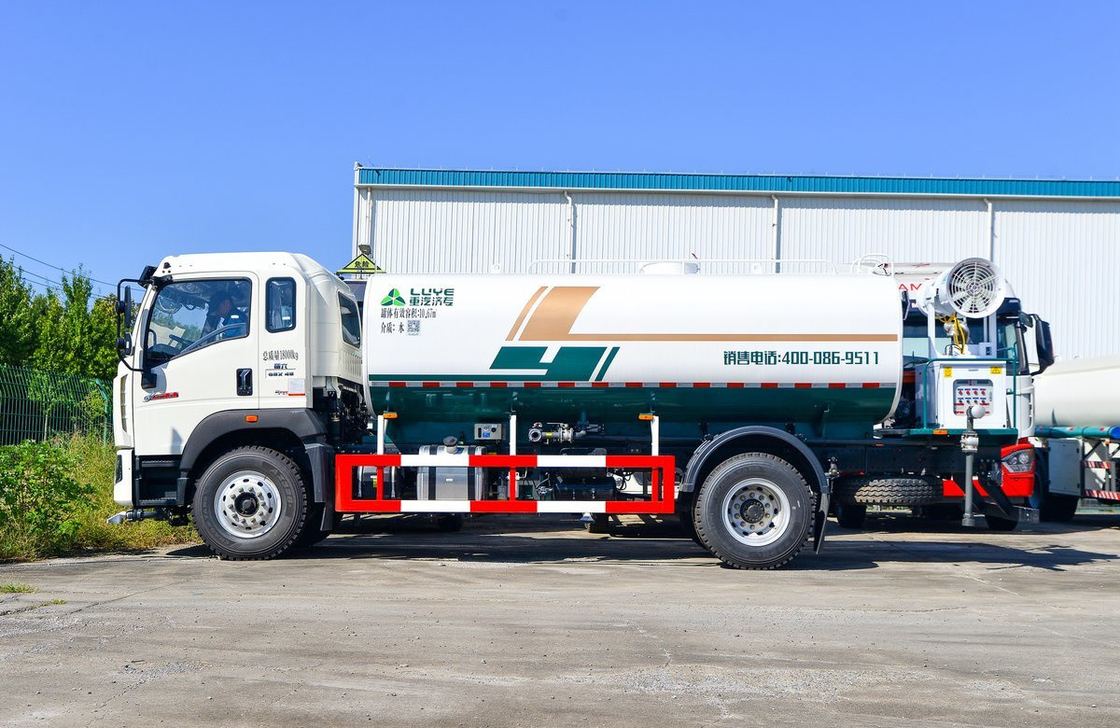 Water Tanker Truck 4x2 Sinotruck Howo Weichai 220hp Double Rear Tires Single Row Cabin