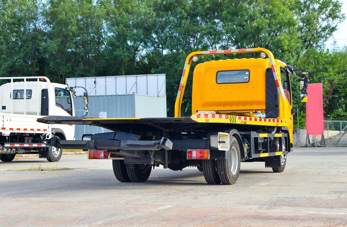 Flat Bed Car Trailer Trucks Howo 4*2 Small Towing Truck Single Cab Loading 2 Tons LHD/RHD