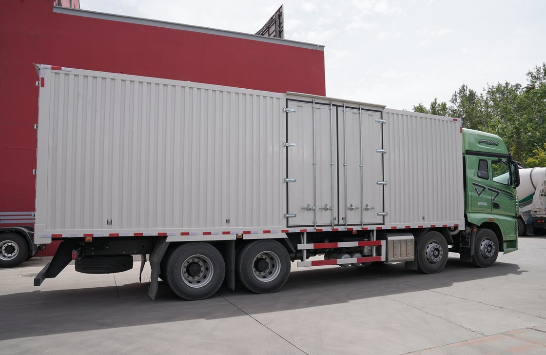 12 Wheeler Cargo Truck 8×4 Diesel Engine 560hp FAW Lorry Truck Van Box 20 Tons Capacity