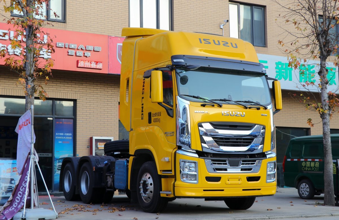 Used Truck Tractor Units 460hp Powerful Egine ZF Gearbox Isuzu Prime Mover High Roof Cab