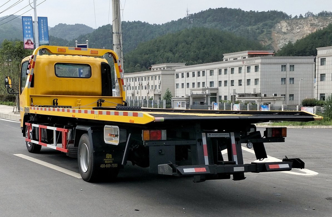 Small Wrecker Tow Trucks Flat Bed 4500mm Wheelbase 190hp Diesel Engine Six Speed Manual