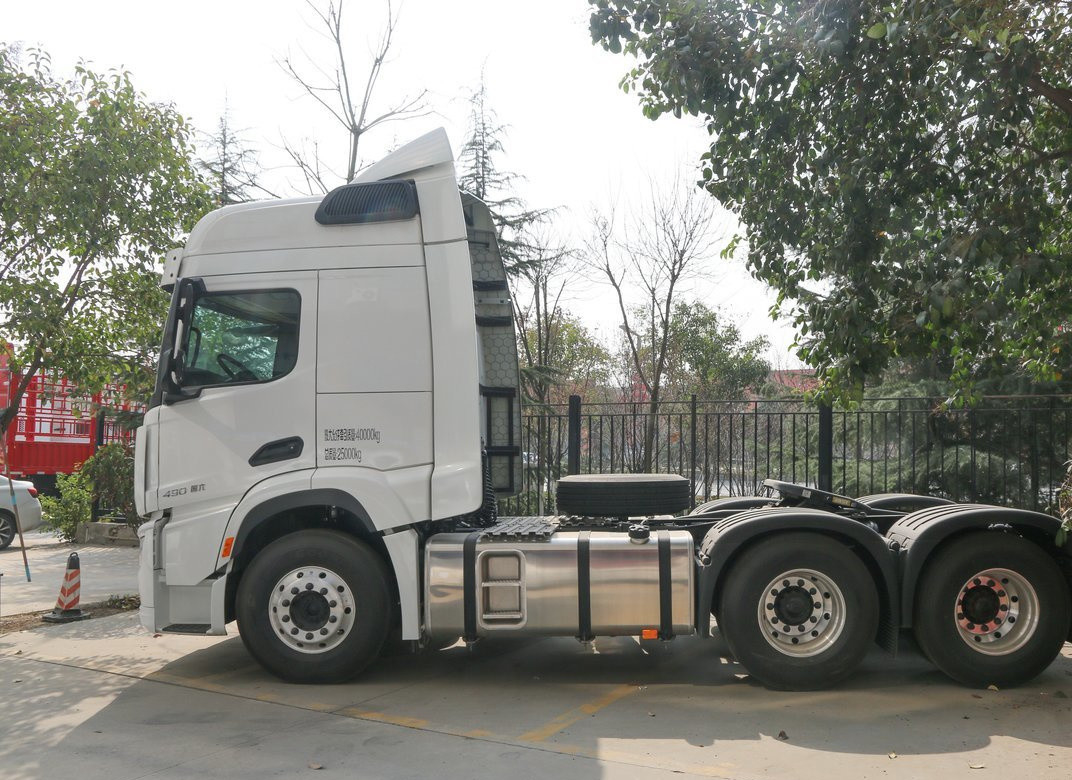 Trailer Head Truck White Color 6*4 Shacman H6000 Cummins 490hp Engine 10 Tires Leaf Spring
