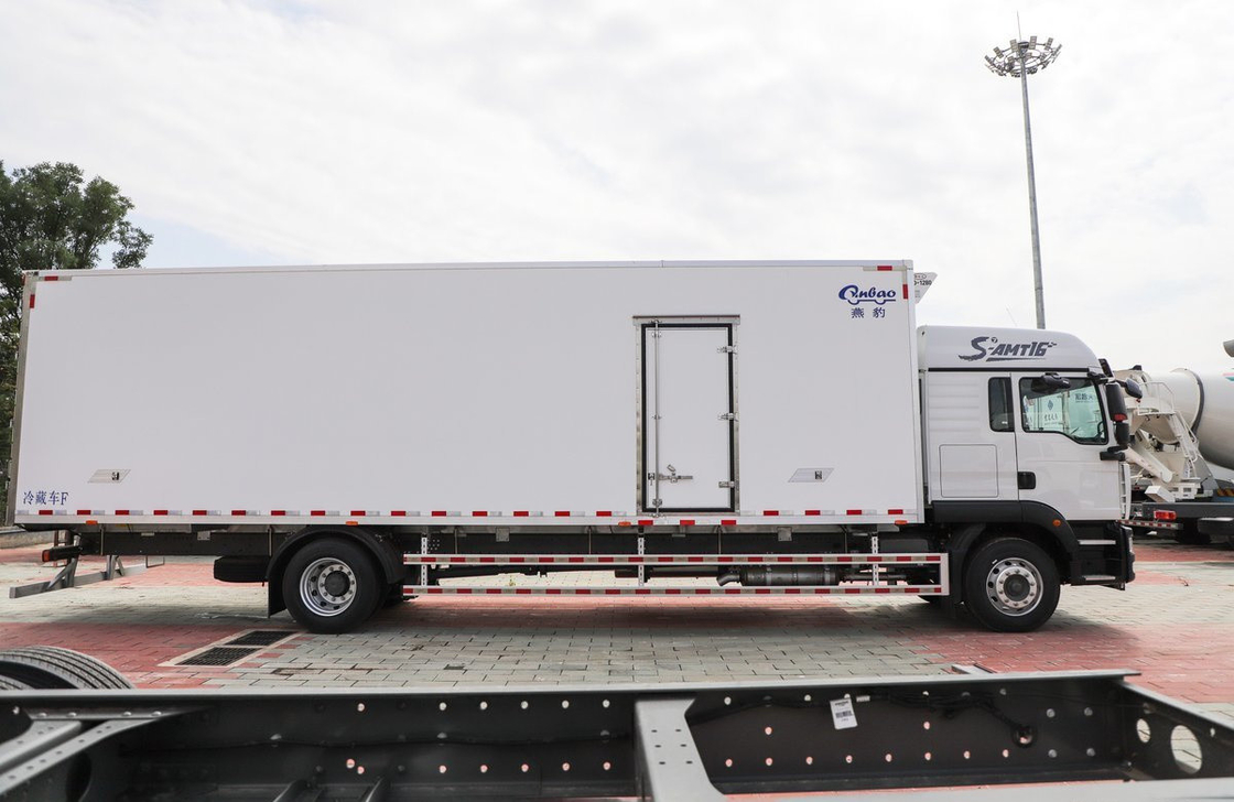 Refrigerator Cooling Van Sinotruck 4*2 Drive Mode 9.5 Meters Long Box SITRAK 290hp
