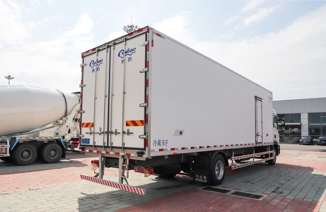 Refrigerator Cooling Van Sinotruck 4*2 Drive Mode 9.5 Meters Long Box SITRAK 290hp