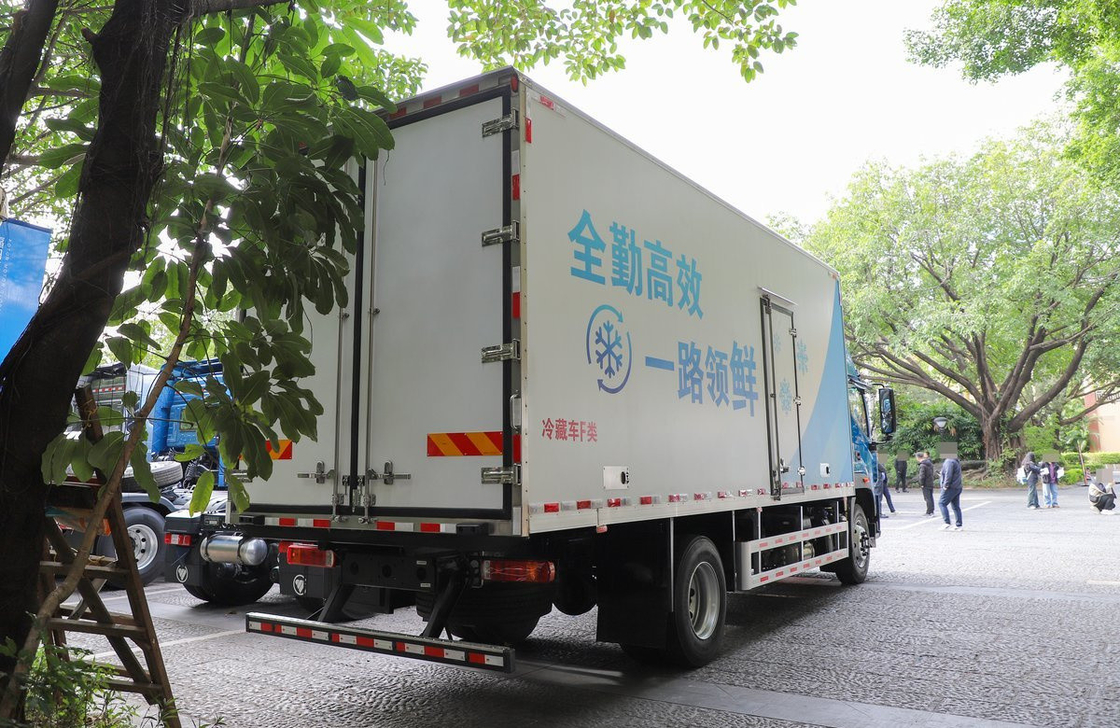Refrigerated Medium Size Box Foton Brand New Loading 10 Tons Yuchai Engine 300hp LHD