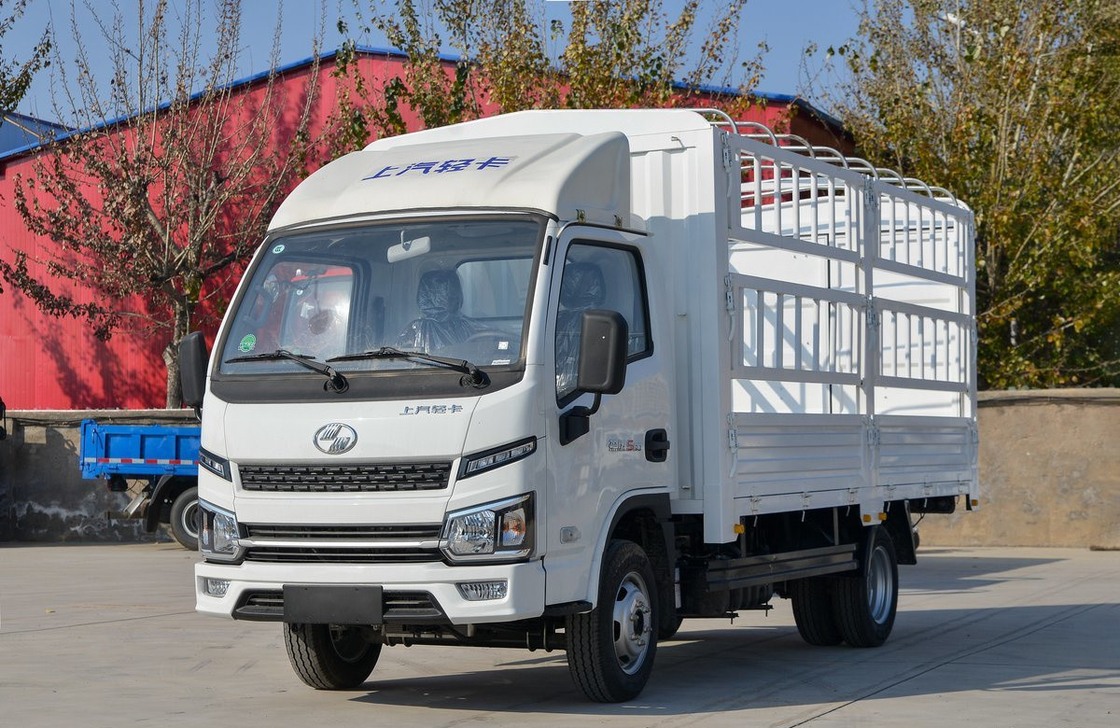 Small Cargo Trucks SAIC Light Truck Fence Box 4 Meters Single Axle Diesel Engine 95hp