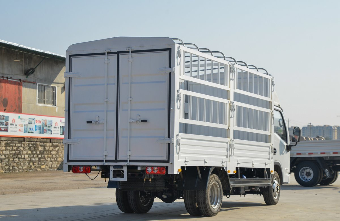 Small Cargo Trucks SAIC Light Truck Fence Box 4 Meters Single Axle Diesel Engine 95hp