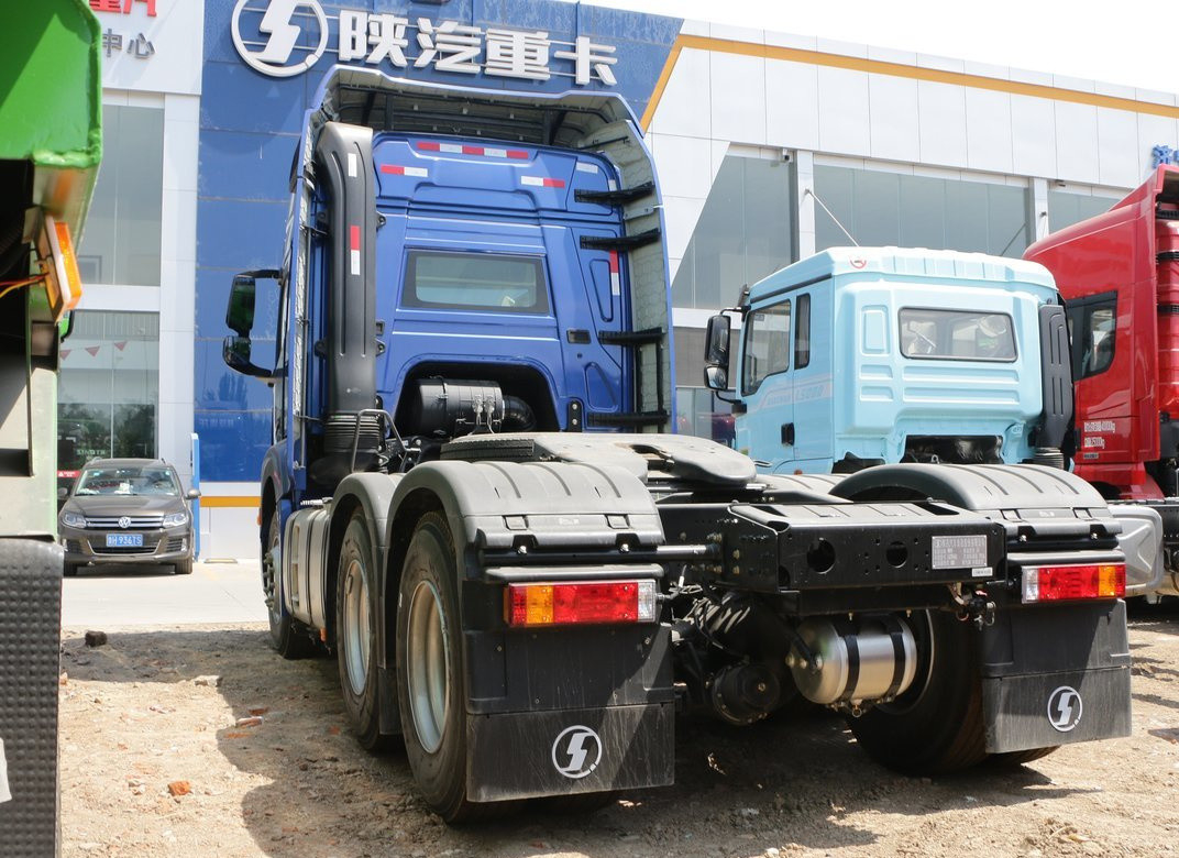 Tractor Unit Trucks Blue Color High Roof Cabin 480hp Shacman H6000 Prime Mover Fast Gearbox