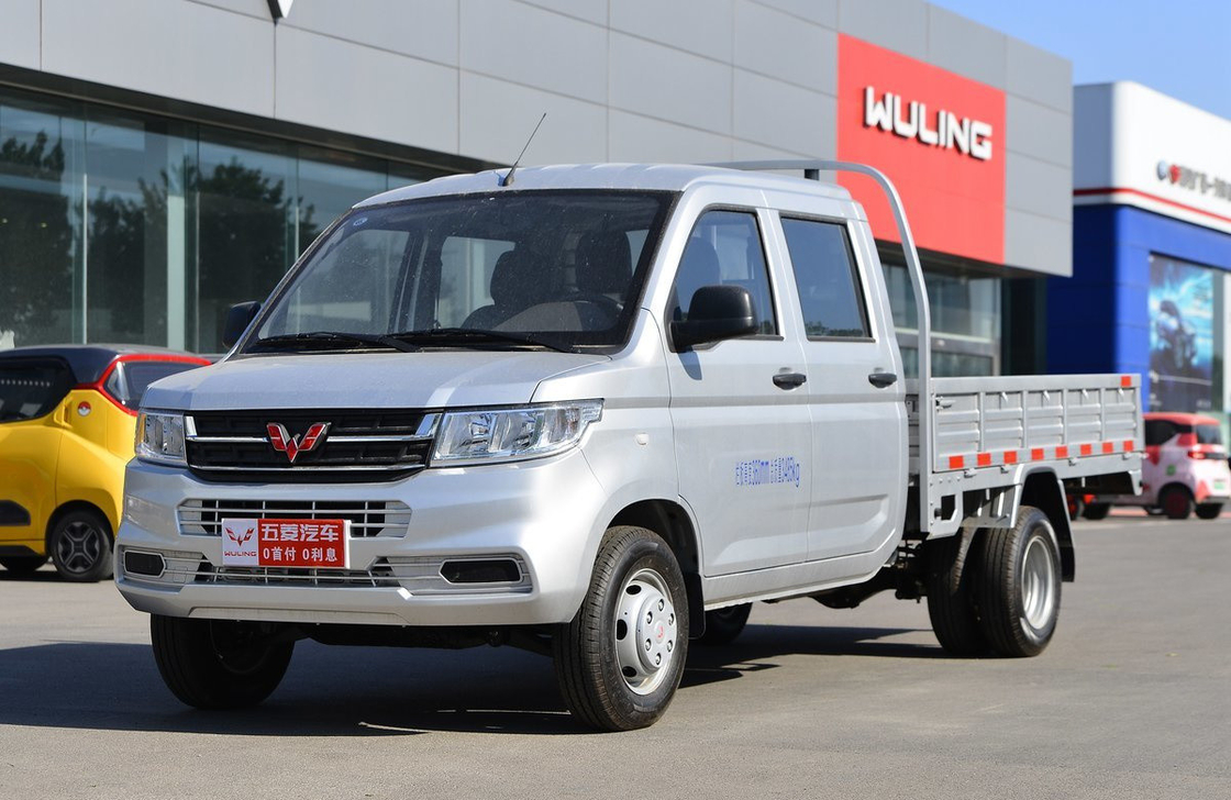 Box Truck Cargo Wuling Light Truck Double Cabin 3350mm Wheelbase 4*2 Drive Mode 6 Tyre