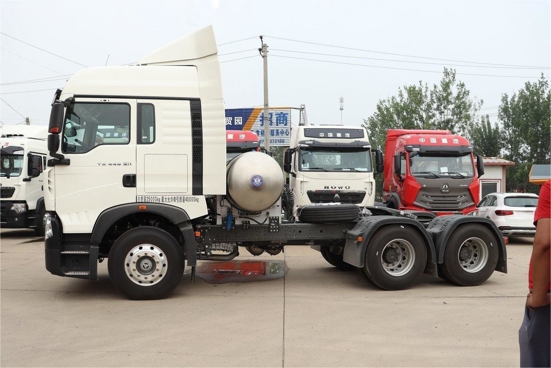 HOWO Single Row Semi TX Heavy Truck 440HP 6X4 12gears Dual Drive LNG Tractor National VI