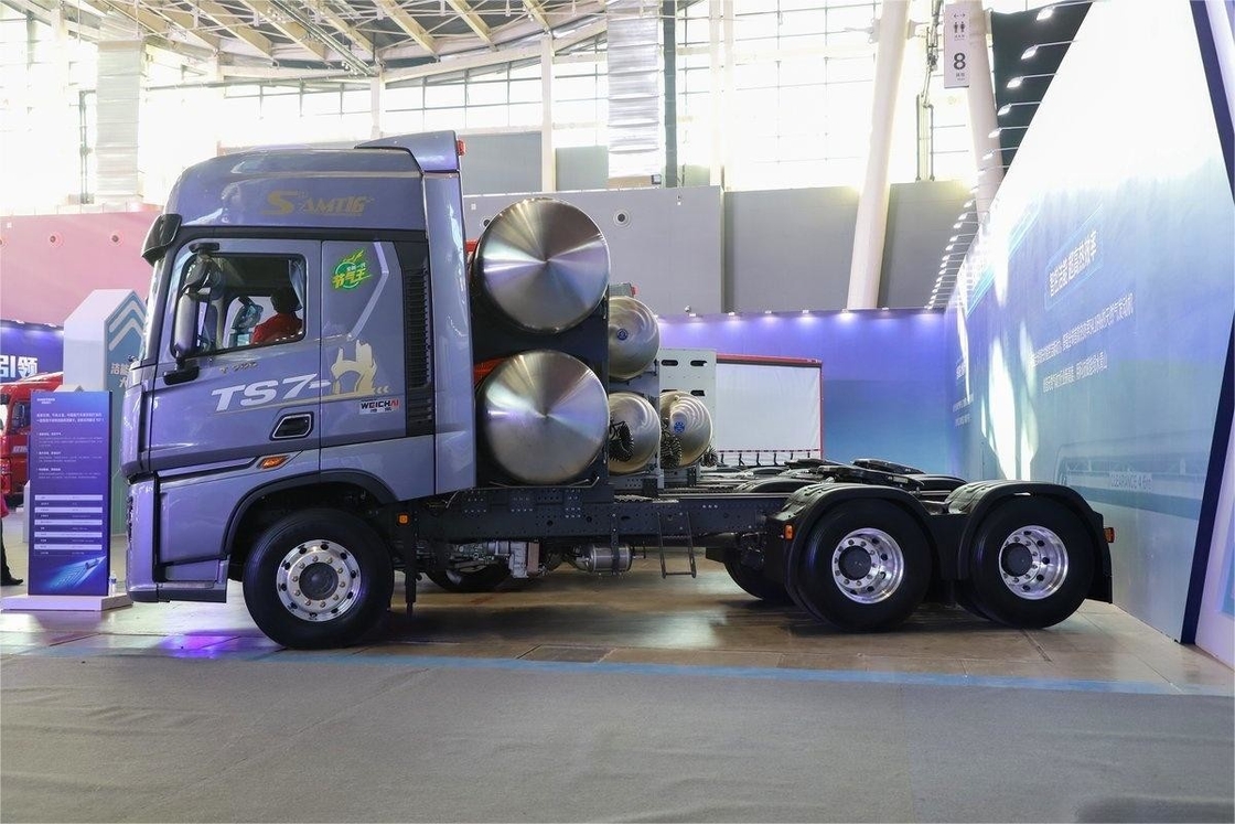 HOWO TS7 Heavy Truck 700HP 6X4 Hydraulic Buffer LNG Automatic Transmission High Roof Tractor