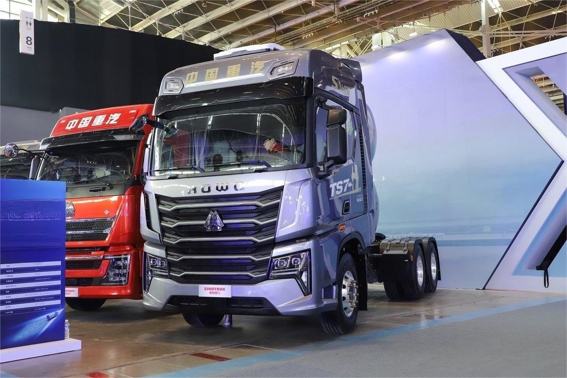 HOWO TS7 Heavy Truck 700HP 6X4 Hydraulic Buffer LNG Automatic Transmission High Roof Tractor