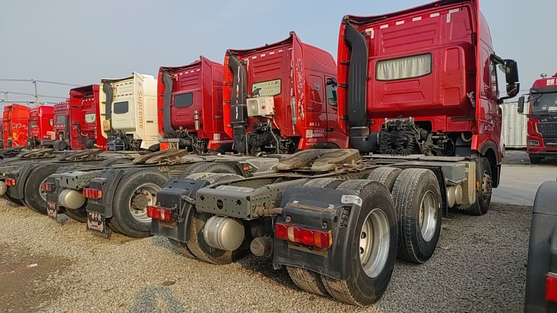 Sino Tractor Truck Head Red Color 6×4 Drive Mode Leaf Spring One Row With Sleeper LHD