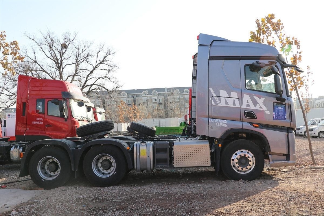 HOWO Heavy Truck Tractor High Roof Deflector 6X4 Diesel 16 Gears 480 Horsepower National VI