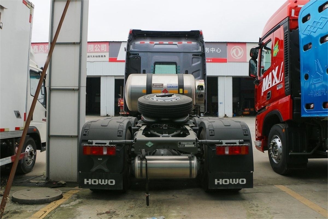 HOWO Max Heavy Truck Light Luxury Version High Roof Flow Plate 480HP 6X4 LNG Tractor