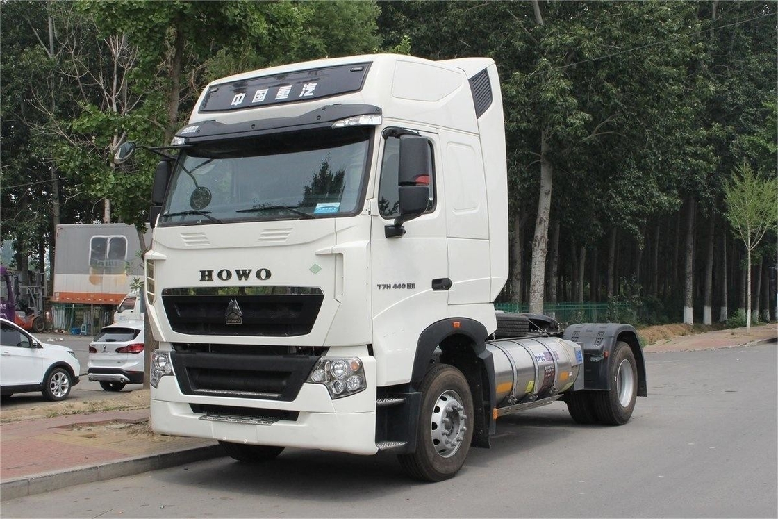 Half-Seat Row HOWO T7H Heavy Truck High Roof Deflector Side Wind Panel 440 HP 4X2 LNG Tractor