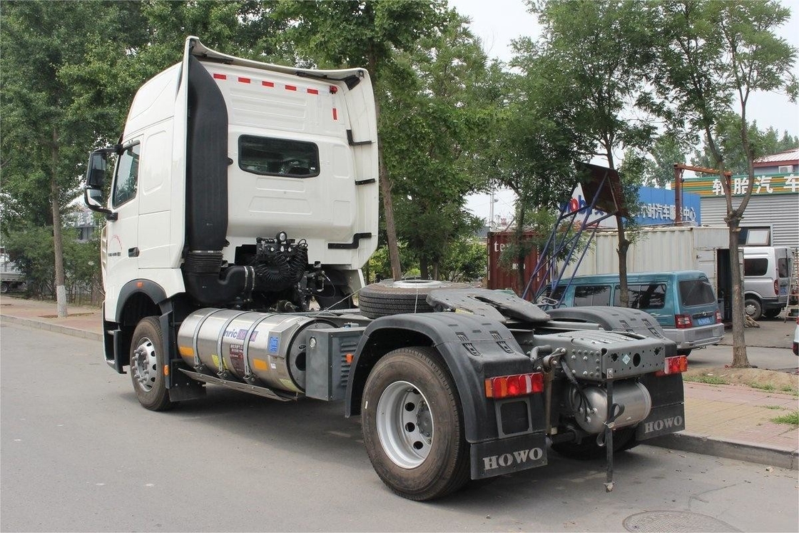 Half-Seat Row HOWO T7H Heavy Truck High Roof Deflector Side Wind Panel 440 HP 4X2 LNG Tractor