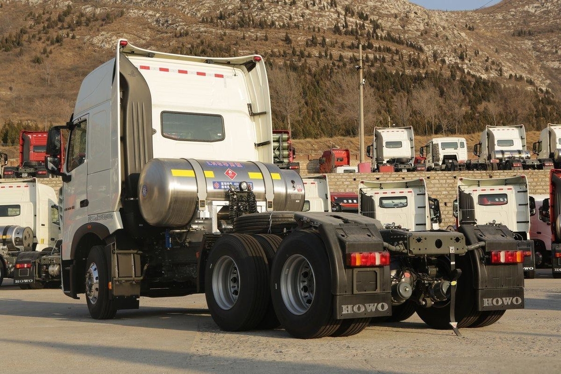 HOWO Heavy Truck Deflector Side Wind Vane 440HP 6X4 LNG National VI Tractor (13T Rear Axle)