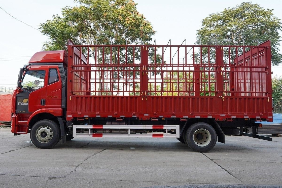 FAW Jiefang Truck Single-Row And Half-Seat 260HP 8-Speed Diesel 4X2 6.75m Fence Truck